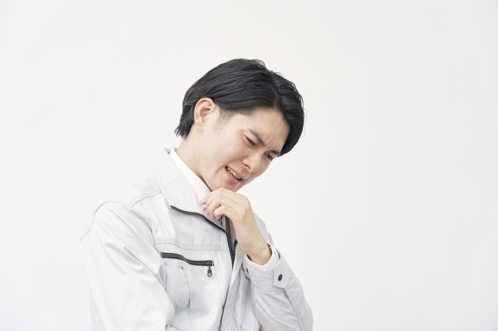 悩んでいる男性の写真